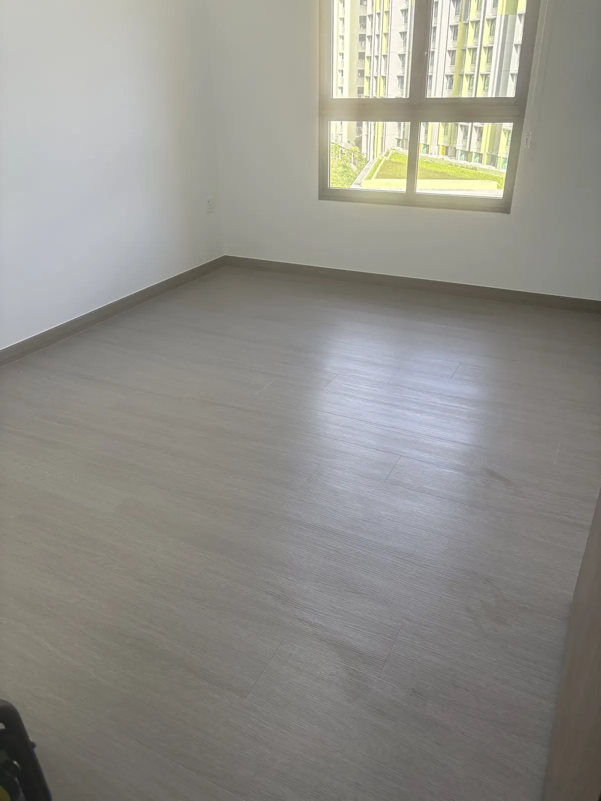 Vinyl bedroom floor after deep cleaning