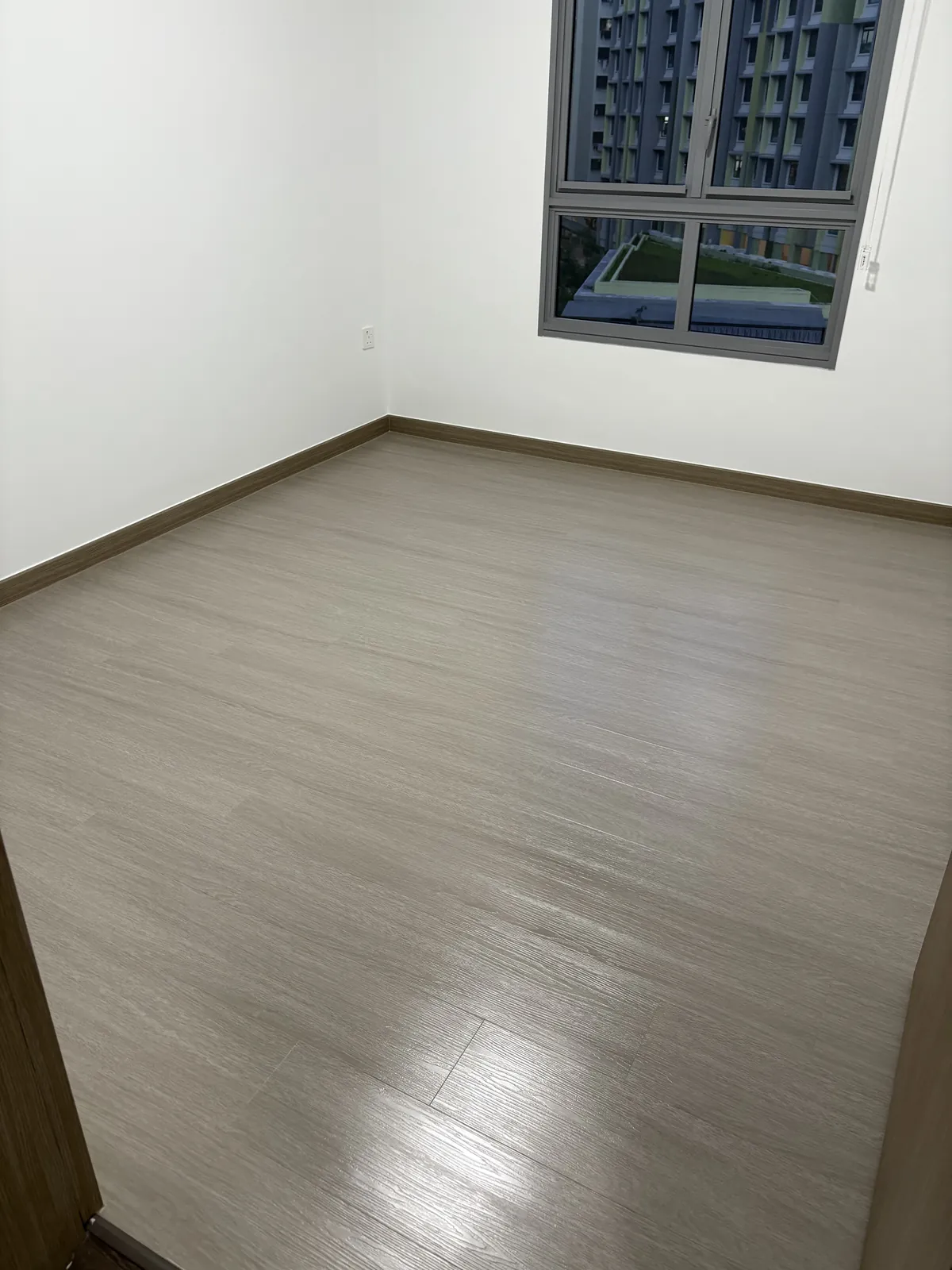 Vinyl room floor after deep cleaning