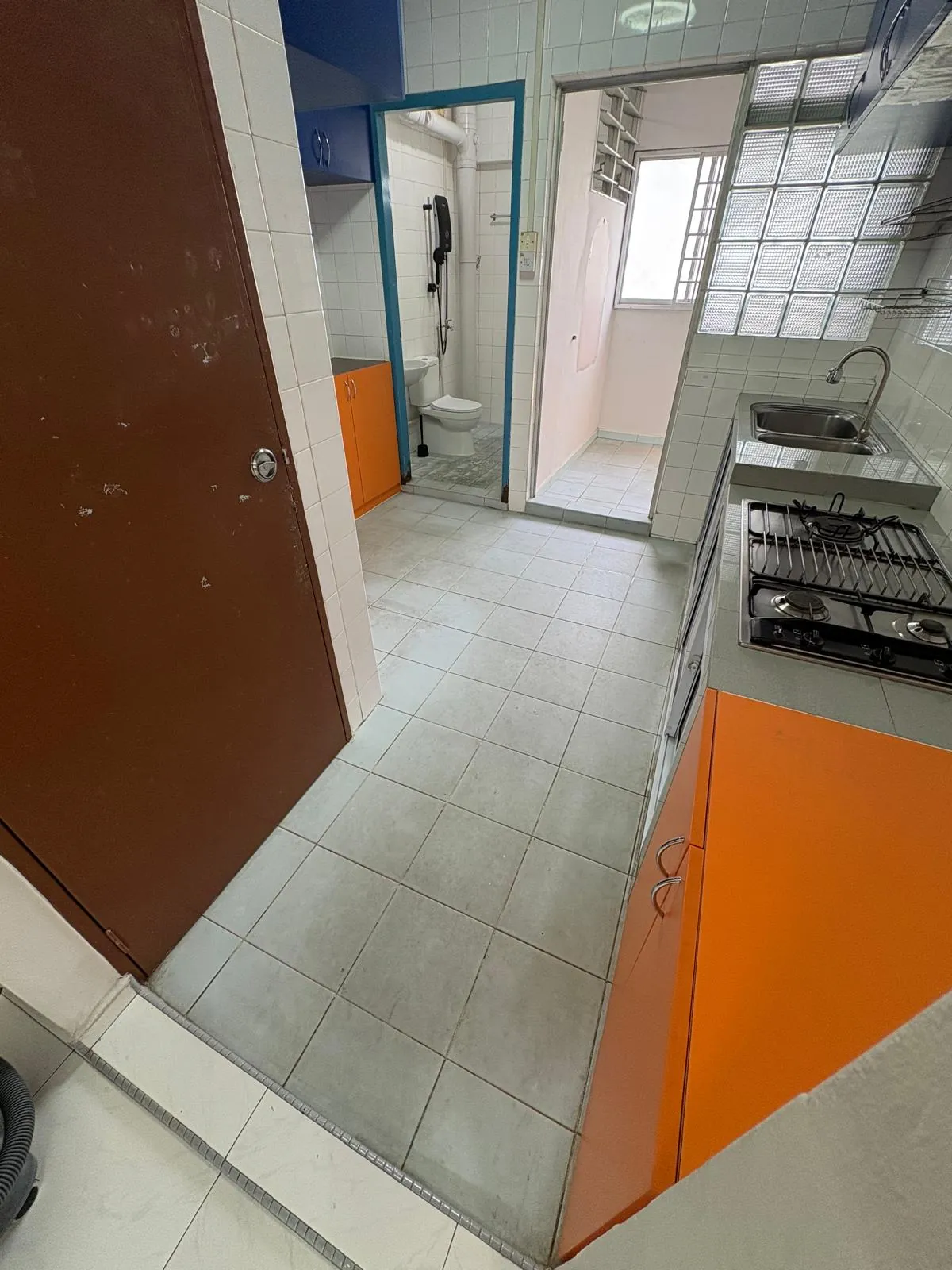 Kitchen before cleaning